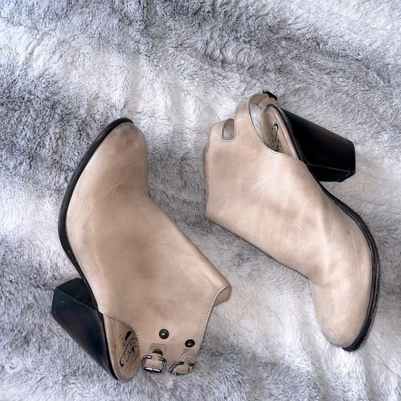 Smoke Bootie in Beige
Freebird by Steven
Color:Beige - Picture 8 of 11